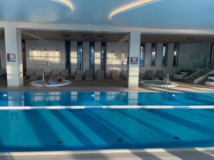 Bazén v ubytovaní Happy Land Aqua Polanki B405 alebo v jeho blízkosti