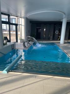 Bazén v ubytovaní Happy Land Aqua Polanki B405 alebo v jeho blízkosti
