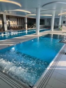 Bazén v ubytovaní Happy Land Aqua Polanki B405 alebo v jeho blízkosti