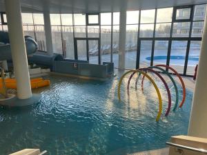 Bazén v ubytovaní Happy Land Aqua Polanki B405 alebo v jeho blízkosti