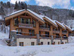 a log home in the snow at Chalet Makalu in Les Gets