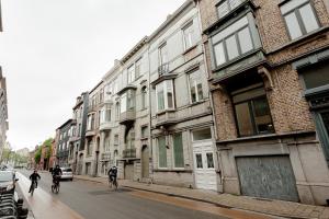 Eine Gruppe von Menschen, die auf Fahrrädern eine Stadtstraße hinunterfahren in der Unterkunft RODELIJV in Gent