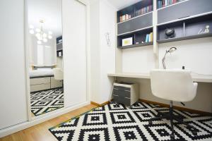 an office with a desk and a chair and a rug at GALIHOST - Apartamento frente al mar en Cambados in Cambados