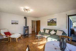 uma sala de estar com um sofá e uma lareira em Haus Bergliebe - Breitenbergblick em Pfronten