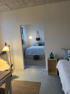 Postel nebo postele na pokoji v ubytování Room 6 - Hawkraft Kulturhotel