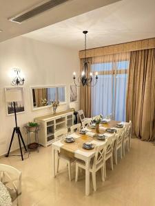 einen Esstisch und Stühle im Wohnzimmer in der Unterkunft شاليهات ويف -Wave Resort in Khobar