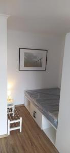 Bett in einem Zimmer mit Tisch in der Unterkunft Frisch renoviertes Appartement in Mönchengladbach