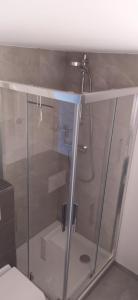 d'une armoire en verre avec une douche dans la salle de bains. dans l'établissement Frisch renoviertes Appartement, à Mönchengladbach