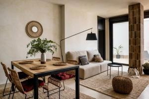 Edificio Lola 3 في لوسينا: غرفة معيشة مع طاولة وأريكة
