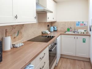 A kitchen or kitchenette at Hillcrest Cottage