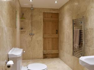 BroxaにあるHillcrest Cottageのバスルーム(シャワー、トイレ、シンク付)