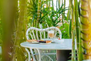 a table with two plates of food and drinks on it at Parque Santiago III Official in Playa de las Americas