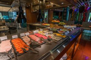 a buffet with many different types of meat and vegetables at Parque Santiago III Official in Playa de las Americas