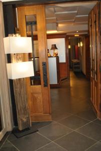 un pasillo en una habitación de hotel con lámpara en La Roseraie. Gaume-Ardenne-lacuisine sur Semois., en Florenville