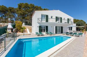una imagen de una villa con piscina en Villa Azucena by Sonne Villas, en Cala Galdana