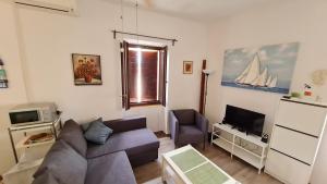 a living room with a couch and a tv at Cunka House in Vis