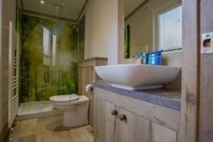 Un baño con lavabo, ducha e inodoro. en Mersea Island by Away Resorts, en Colchester