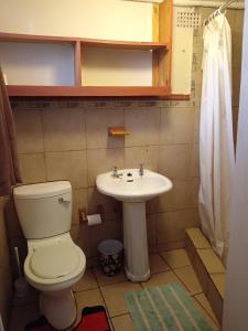 y baño con aseo y lavamanos. en Insolam Accommodation, en Mokopane
