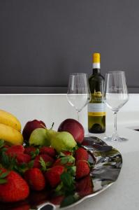talerz owoców i dwa kieliszki wina w obiekcie Salandore Blue w mieście Finikounda