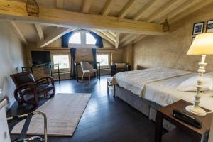 Postel nebo postele na pokoji v ubytování CÔTE GARONNE le BALCON DES DAMES -hôtel et restaurant- Tonneins Fauillet Marmande - vue panoramique bord de Garonne chambres climatisées