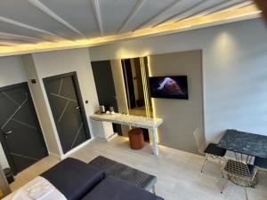 ein Wohnzimmer mit einem Sofa, einem Tisch und einem Spiegel in der Unterkunft well house in Istanbul