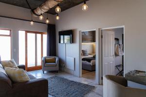 スワコプムントにあるOrganic Stay Guesthouseのリビングルーム(ソファ付)、ベッドルーム1室が備わります。
