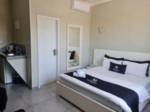a bedroom with a large bed and a mirror at אשדוד מול הים in Ashdod