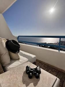un contrôleur de jeux vidéo assis sur une table sur un bateau dans l'établissement Mirador Paraiso: Superb Sea View, à Playa Paraiso