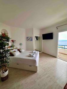 - une chambre avec un lit et une télévision dans l'établissement Mirador Paraiso: Superb Sea View, à Playa Paraiso