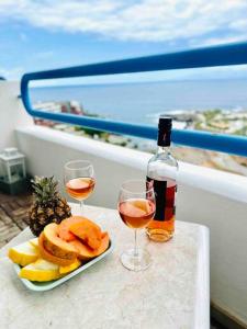 - une table avec une bouteille de vin et deux verres dans l'établissement Mirador Paraiso: Superb Sea View, à Playa Paraiso