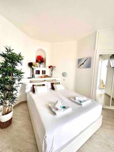 - une chambre blanche avec un grand lit blanc dans l'établissement Mirador Paraiso: Superb Sea View, à Playa Paraiso