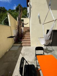 un patio con hamaca, mesa y sillas en STUDIO perfeito na montanha, en Río de Janeiro