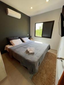 1 dormitorio con 1 cama con 2 toallas en STUDIO perfeito na montanha, en Río de Janeiro