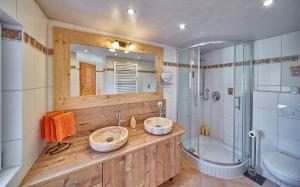 a bathroom with two sinks and a shower at Herzo Center Apartments in Herzogenaurach