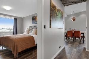 1 dormitorio con 1 cama y comedor con mesa en Snorrabraut Apartments By Alva, en Reikiavik