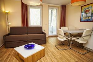 Ein Sitzbereich in der Unterkunft strandnah, Balkon, AHOI Erlebnisbad gratis in Sellin - Strandresidenz Brandenburg FeWo 14