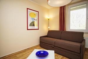 Ein Sitzbereich in der Unterkunft strandnah, Balkon, AHOI Erlebnisbad gratis in Sellin - Strandresidenz Brandenburg FeWo 14