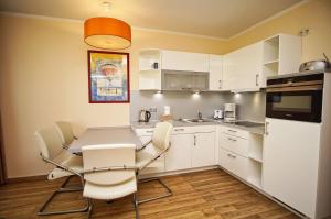 Küche/Küchenzeile in der Unterkunft strandnah, Balkon, AHOI Erlebnisbad gratis in Sellin - Strandresidenz Brandenburg FeWo 14