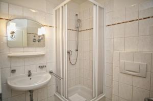 ein Badezimmer mit Dusche und Waschbecken in der Unterkunft strandnah, Balkon, AHOI Erlebnisbad gratis in Sellin - Strandresidenz Brandenburg FeWo 14 in Göhren + 16 Fotos