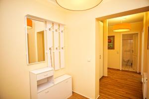 ein Badezimmer mit Waschbecken und Spiegel in der Unterkunft strandnah, Balkon, AHOI Erlebnisbad gratis in Sellin - Strandresidenz Brandenburg FeWo 14 in Göhren