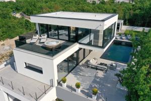 een luchtzicht op een huis met een zwembad bij Luxury Villa Cloer, Jadranovo - NEW 5 star Villa 100m from the sea in Jadranovo