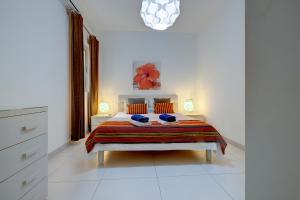 - une chambre avec un lit et 2 serviettes dans l'établissement Modern Apartment steps from Balluta Bay, à Sliema
