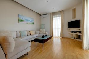- un salon avec un canapé et une télévision dans l'établissement Unbeatable Location Valletta and Harbour views, à Sliema