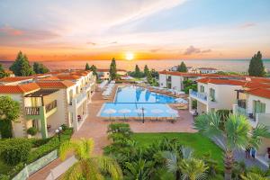 een luchtzicht op een resort met een zwembad bij Ramada Hotel & Suites by Wyndham Ayia Napa in Ayia Napa