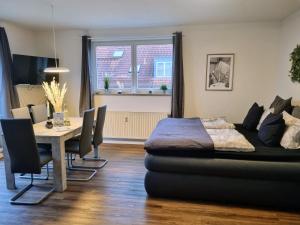 ein Wohnzimmer mit einem Tisch und einem Sofa in der Unterkunft Leipzig Residenz Goethe Apartment mit 2 Dachterrassen in Leipzig