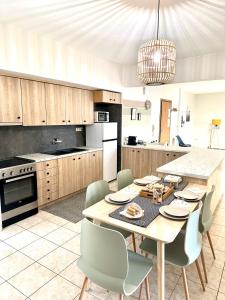 uma cozinha com mesa e cadeiras num quarto em Anastasias house near Athens airport em Spata