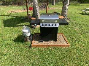 una parrilla sentada en el césped en un patio en Log Cabin in the Field, en Huntington