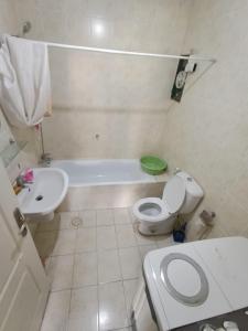 y baño con aseo, lavabo y bañera. en Sweet aqaba apartment, en Áqaba