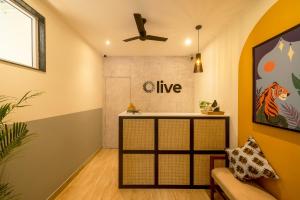 sala de estar con sofá y ventilador de techo en Olive HAL 2nd Stage - by Embassy Group, en Bangalore