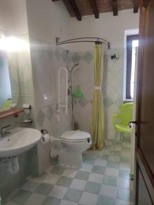 皮耶特拉倫加的住宿－Agriturismo Borgo San Benedetto，一间带卫生间和水槽的浴室